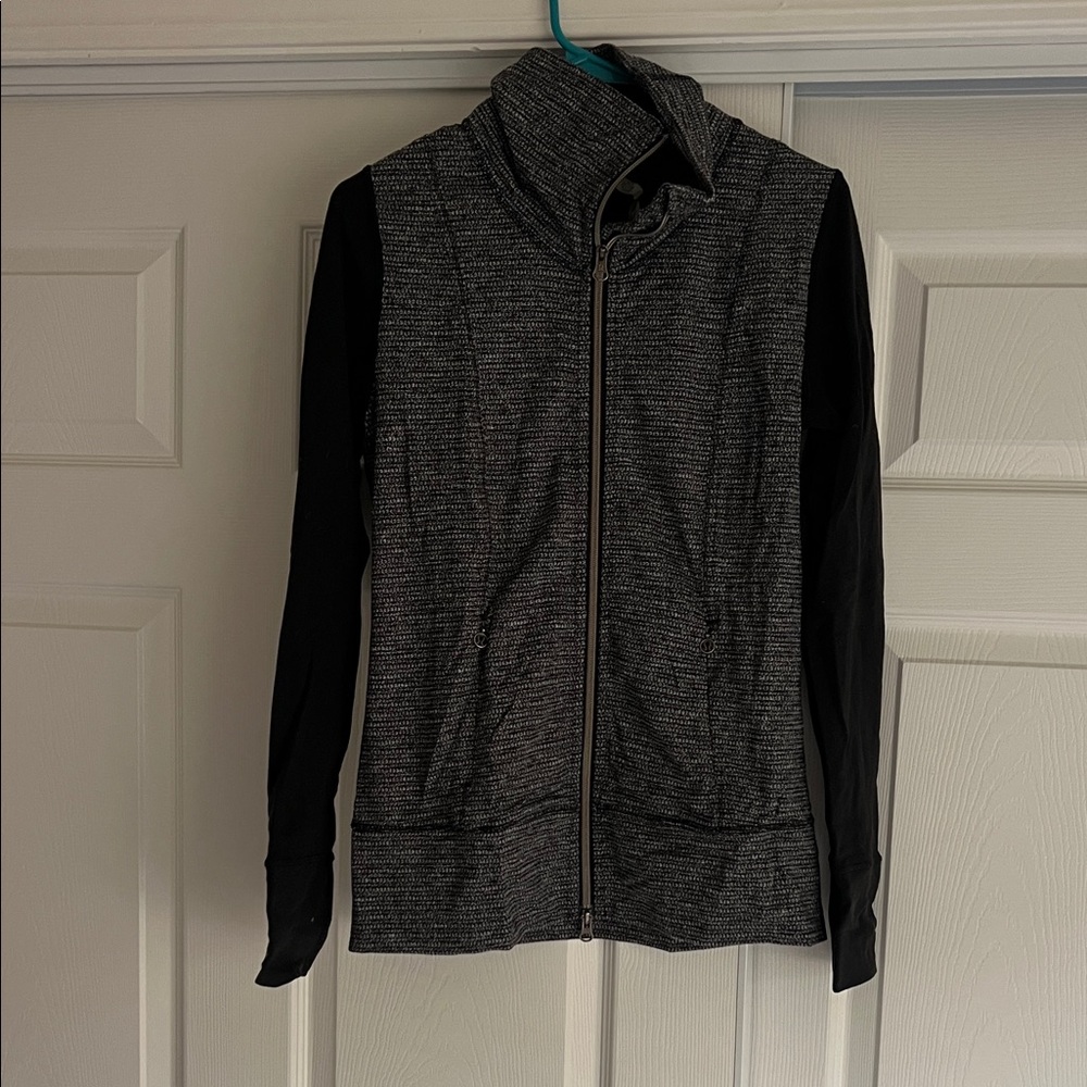 Lululemon Women's Black and Gray zip-up top